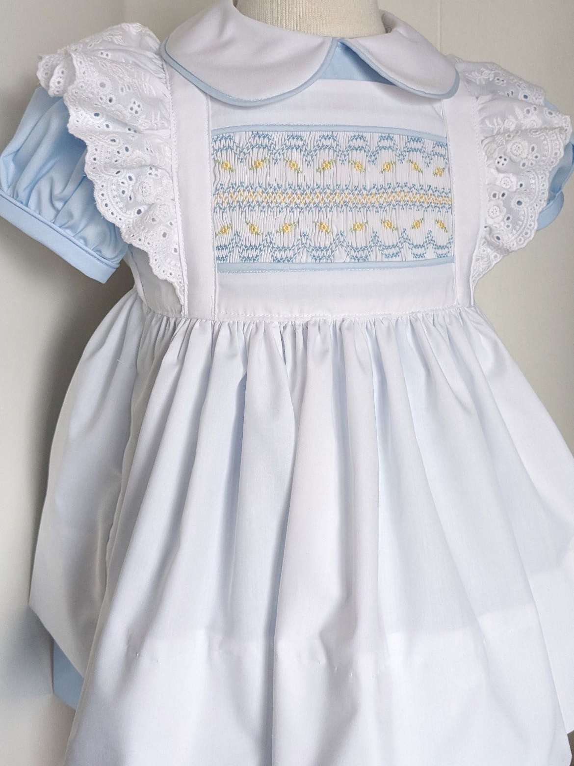 Baby Clothing Dresser - ชุดเดรสสีขาวแต่งสม็อคสำหรับเด็กผู้หญิงอายุ 0-12 ปี สำหรับงานอีด งานวันเกิด ถ่ายภาพ