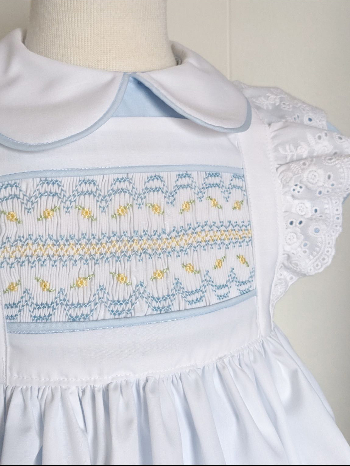 ชุดเดรสสีขาวแต่งสม็อคสำหรับเด็ - Baby Clothing Dresser บทวิจารณ์และราคา