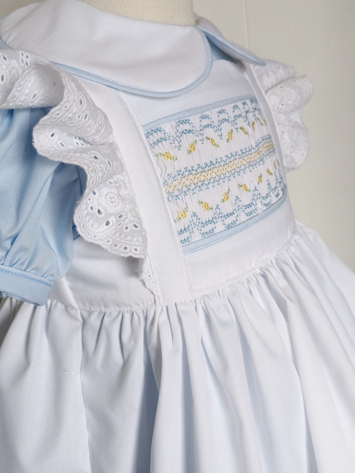 ชุดเดรสสีขาวแต่งสม็อคสำหรับเด็ - Baby Clothing Dresser บทวิจารณ์และราคา