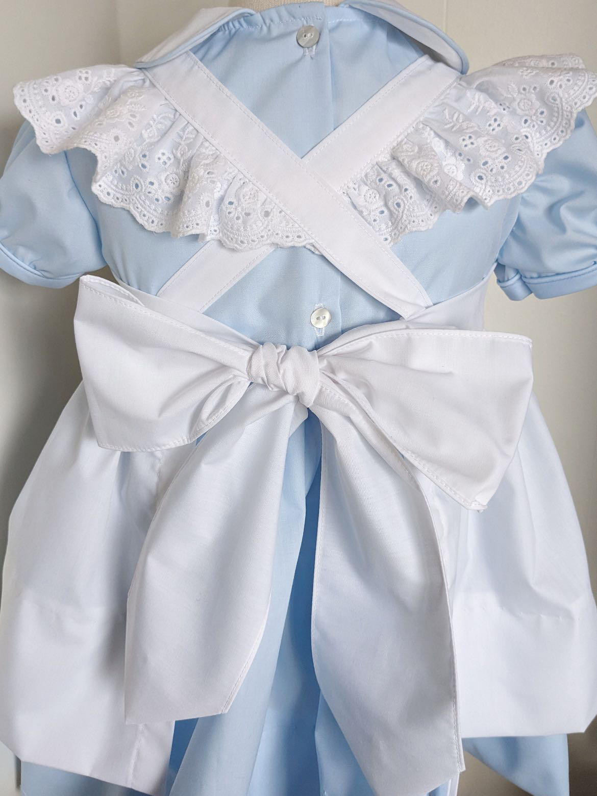 ชุดเดรสสีขาวแต่งสม็อคสำหรับเด็ - Baby Clothing Dresser บทวิจารณ์และราคา